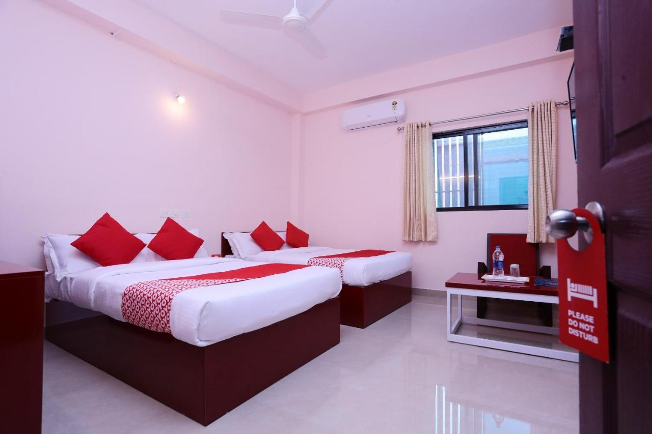 Hotel Oyo 13577 Tkr Metro Residency Kochi Esterno foto