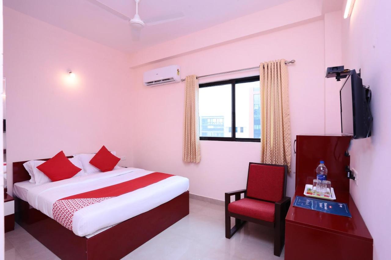 Hotel Oyo 13577 Tkr Metro Residency Kochi Esterno foto