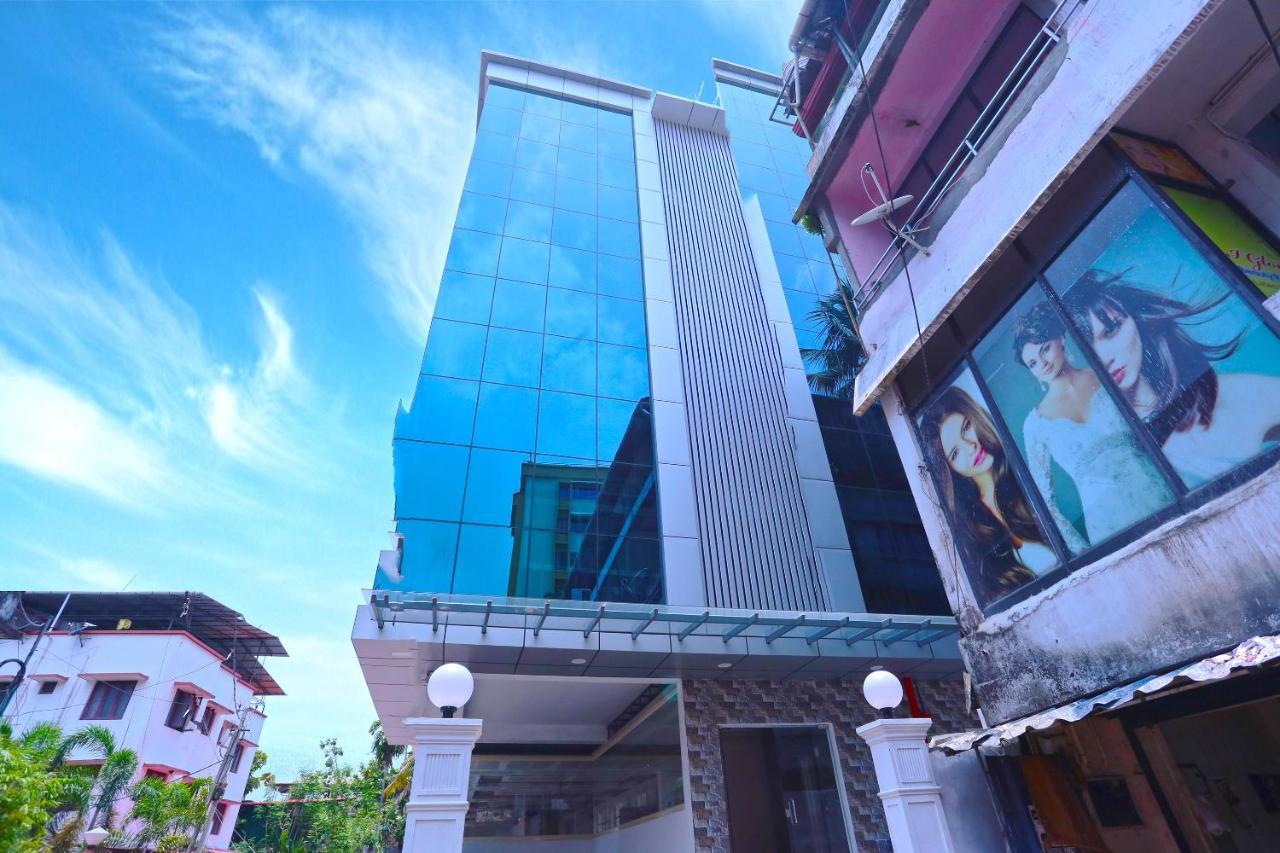 Hotel Oyo 13577 Tkr Metro Residency Kochi Esterno foto