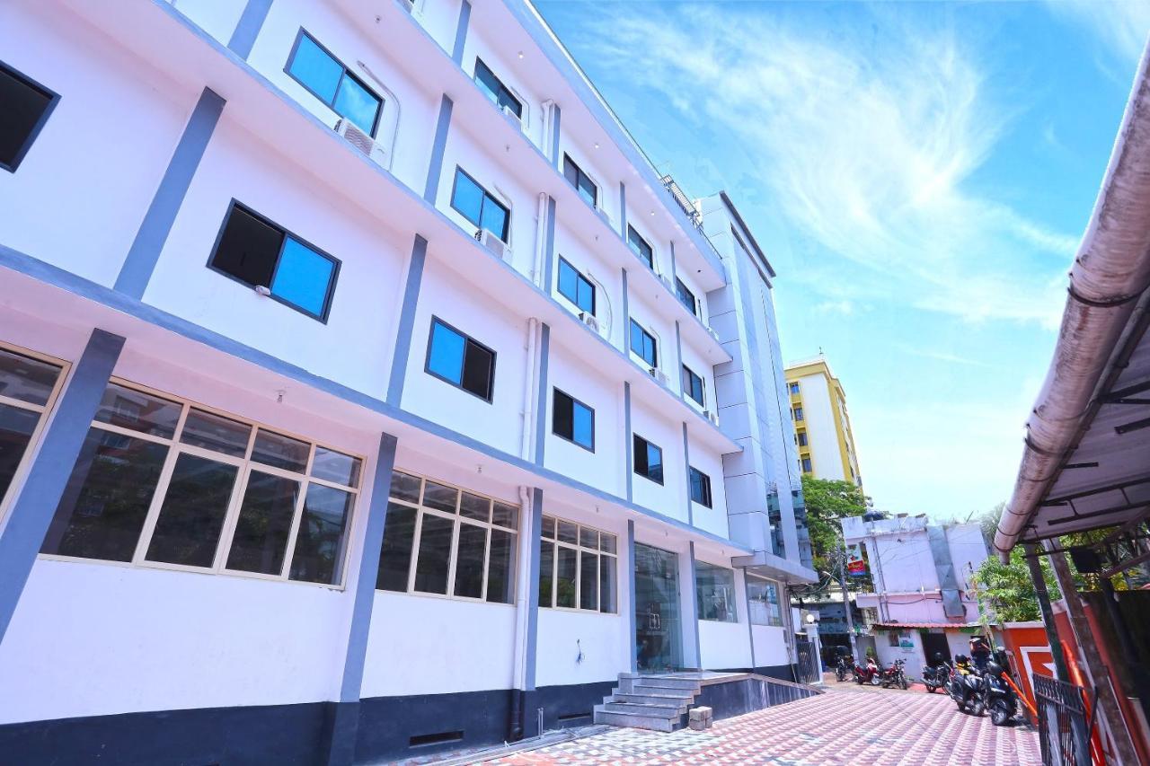 Hotel Oyo 13577 Tkr Metro Residency Kochi Esterno foto