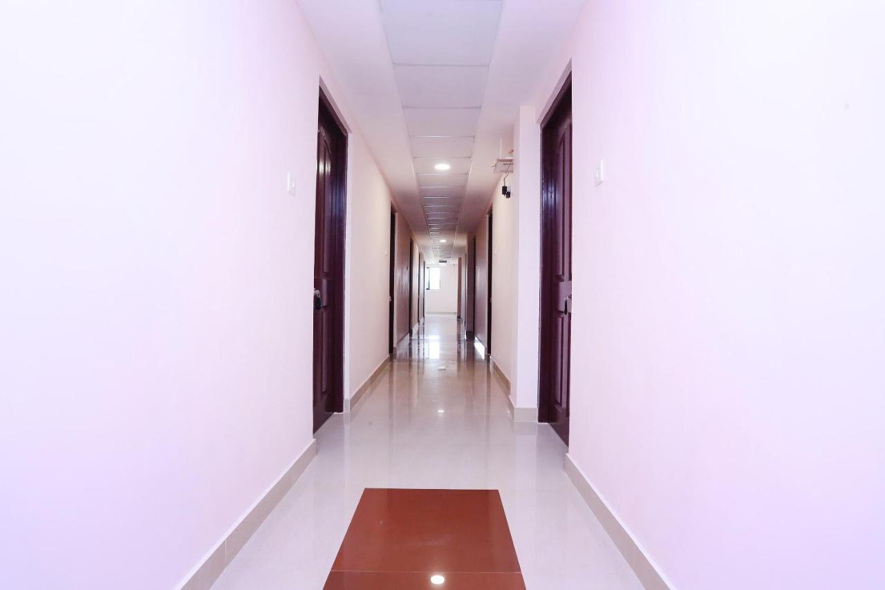 Hotel Oyo 13577 Tkr Metro Residency Kochi Esterno foto