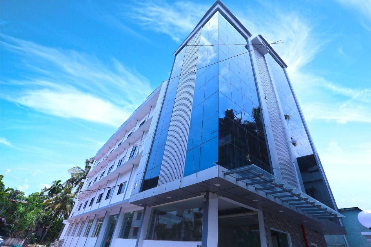 Hotel Oyo 13577 Tkr Metro Residency Kochi Esterno foto
